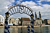 Blick über den Limmat auf das Großmünster, Zürich, Schweiz, Europa