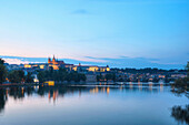 Moldau mit Hradschin und Veitsdom in der Dämmerung, Prager Burg, Prag, Mittelböhmen, Tschechien