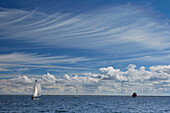 Zirrus Wolken über der Ostsee vor Warnemünde, Mecklenburg Vorpommern, Deutschland, Europa