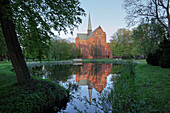 Spiegelung des Münsters in einem Teich, Bad Doberan, Mecklenburg Vorpommern, Deutschland, Europa