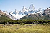 Mann wandert am Fitz Roy Massiv, El Chalten, Patagonien, Argentinien
