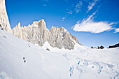 Bergsteiger steigen zum Hochlager Passo Superior am Fitz Roy Massiv auf, Aguja Mermoz und Aguja Guillaument, Gletscher, El Chaltèn, Patagonien, Argentinien