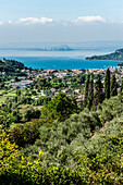 Blick auf Garda und den Gardasee, Provinz Verona, Norditalien, Italien