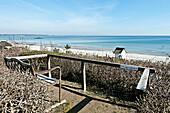 Sitzbank mit blick auf Strand, Scharbeutz, Schleswig Holstein, Deutschland