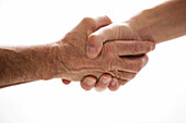 Zwei Männer schütteln Hände