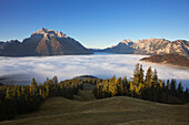 Blick über den Nebel im Tal auf Hochkalter und Reiteralpe, Berchtesgadener Land, Nationalpark Berchtesgaden, Oberbayern, Bayern, Deutschland, Europa
