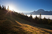 Blick über den Nebel im Tal zum Watzmann, Berchtesgadener Land, Nationalpark Berchtesgaden, Oberbayern, Bayern, Deutschland, Europa
