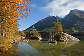 Ruderboot auf dem Hintersee, Blick auf den Hochkalter, Ramsau, Berchtesgadener Land, Nationalpark Berchtesgaden, Oberbayern, Bayern, Deutschland, Europa