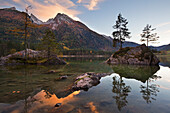 Hintersee mit Blick auf den Hochkalter am Abend, Ramsau, Berchtesgadener Land, Nationalpark Berchtesgaden, Oberbayern, Bayern, Deutschland, Europa