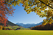 Herbstlandschaft mit Bauernhof bei Ramsau, Blick zum Hohen Göll und Hohen Brett, Berchtesgadener Land, Nationalpark Berchtesgaden, Oberbayern, Bayern, Deutschland, Europa