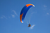 Gleitschirmflieger, Paraglider vor Wolkenhimmel