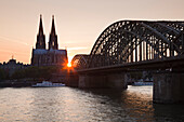 Dom und Hohenzollernbrücke bei Sonnenuntergang, Köln, Rhein, Nordrhein-Westfalen, Deutschland, Europa