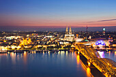 Blick über die Altstadt mit Dom, Hauptbahnhof, Hohenzollernbrücke und Musical Dome am Abend, Köln, Rhein, Nordrhein-Westfalen, Deutschland, Europa