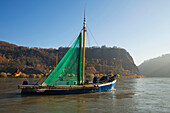 Fischkutter auf dem Rhein vor der Loreley, bei St Goarshausen, Rhein, Rheinland-Pfalz, Deutschland