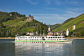 Ausflugsschiff auf dem Rhein bei Bacharach, Burg Stahleck, Rhein, Rheinland-Pfalz, Deutschland