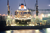 Blick auf Blohm und Voss Dock Elbe 17 mit Queen Mary 2, Hamburger Hafen, Hansestadt Hamburg, Deutschland, Europa