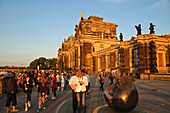 Menschen auf Brühlsche Terrasse, Dresden, Sachsen, Deutschland