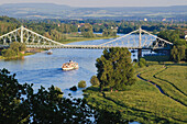 Blick auf Elbe mit Dampfer und Brücke blaues Wunder, Dresden, Sachsen, Deutschland, Europa