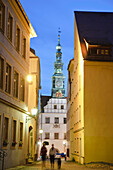 Altstadtgasse mit Rathaus in der Abenddämmerung, Pirna, Sachsen, Deutschland, Europa