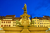 Obermarkt mit Brunnen und Denkmal des Stadtgründers in der Abenddämmerung, Freiberg, Sachsen, Deutschland, Europa