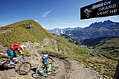 Zwei Freeride Mountainbiker im Gelände, Chatel, Haute-Savoie, Frankreich