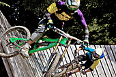 Zwei Freerider in einer Wallride, Chatel, Portes du Soleil, Haute-Savoie, Frankreich