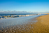 Gischt und Wellen am Strand von Rantum auf Sylt, Schleswig-Holstein, Norddeutschland, Deutschland