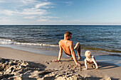 Vater und Sohn (2 Jahre) spielen am Strand, Göhren, Insel Rügen, Mecklenburg-Vorpommern, Deutschland