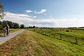 Fahrradweg mit junger Frau, Ostsee, Middelhagen, Halbinsel Mönchgut, Insel Rügen, Mecklenburg-Vorpommern, Deutschland