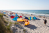 Zelte am Strand, Strandmuschel, Windschutz, Meer, Wellen, Ostsee, Strand bei Bakenberg, Halbinsel Wittow, Insel Rügen, Mecklenburg-Vorpommern, Deutschland