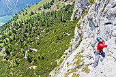 Alpin Klettern am Klobenjoch im Rofan-Gebirge, Maurach, Tirol, Österreich