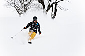 Mann beim Freeriden im Neuschnee, Laliderer Scharte, Risstal, Tirol, Österreich