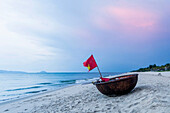 Traditionelles Fischerboot am Strand von Hoi An, Vietnam, Asien