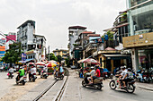 Strassenszene mit Mopeds, Hanoi, Vietnam, Asien