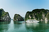 Schiff in der Halongbucht, Nordvietnam, Vietnam, Asien