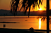 Sonnenuntergang am Fluss Ayeyarwady, Bagan, Myanmar, Burma, Asien