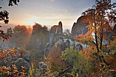 Blick auf die Bastei zum Sonnenaufgang, Sächsische Schweiz, Elbsandsteingebirge, Sachsen, Deutschland