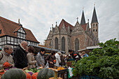 Historischer Altstadtmarkt Braunschweig mit Rüninger Zollhaus, Gewandhaus und St Martini, im Vordergrund Wochenmarkt mit Gemüse, Grünkohl und Kürbis, Braunschweig, Niedersachsen, Deutschland