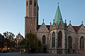 Martinikirche mit Kupferdach, historischer Altstadtmarkt, Heinrich der Löwe, ursprünglich romanische Pfeilerbasilika, die später durch Hinzufügung gotischer Seitenschiffe ausgebaut wurde, Braunschweig, Niedersachsen, Deutschland