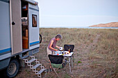 Wohnmobil am Strand,Abendessen am Strand,Okains Bay,Banks Peninsula,Südinsel,Neuseeland