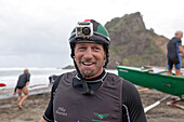 Surfboot-Rennen mit Steuermann Mark Bourneville,während Wettbewerb an der Westküste,Rettungsschwimmer,Piha Beach,Auckland region,Nordinsel,Neuseeland