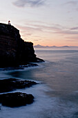Taiaroa Head Leuchtturm über Klippen im Abendlicht,Otago Halbinsel,blaue Stunde,Abendrot,Otago,Südinsel,Neuseeland