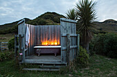 Badewanne unter freiem Himmel, Ferienhaus in einem ehemaligen Schafschuppen, Te Hapu, Westküste, Tasman Region, Südinsel, Neuseeland