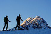 Zwei Skitourengeher beim Aufstieg zum Brechhorn, Großer Rettenstein im Hintergrund, Kitzbüheler Alpen, Tirol, Österreich