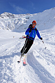 Skifahrer bei der Abfahrt über den Gletscher von der Wildspitze, Ötztaler Alpen, Tirol, Österreich