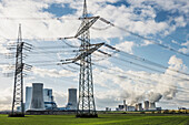 Strommasten und Braunkohlekraftwerk Neurath bei Grevenbroich, Nordrhein-Westfalen, Deutschland
