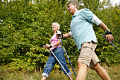 Altes Paar beim Nordic Walking, Wien, Österreich