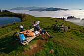 Mountain bikers at Lake Salvensee, Hohe Salve, Kitzbuehel Horn, Kitzbuehel Apls, Tyrol, Austria