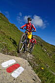 Mountainbiker am Col des Anderets, Col du Pillon, Gstaad, Saanenland, Berner Oberland, Schweiz, Europa