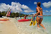 Paar mit Boot, Schnorcheln, Saint Regis Bora Bora Resort, Bora Bora, Inseln unter dem Wind, Gesellschaftsinseln, Französch-Polynesien